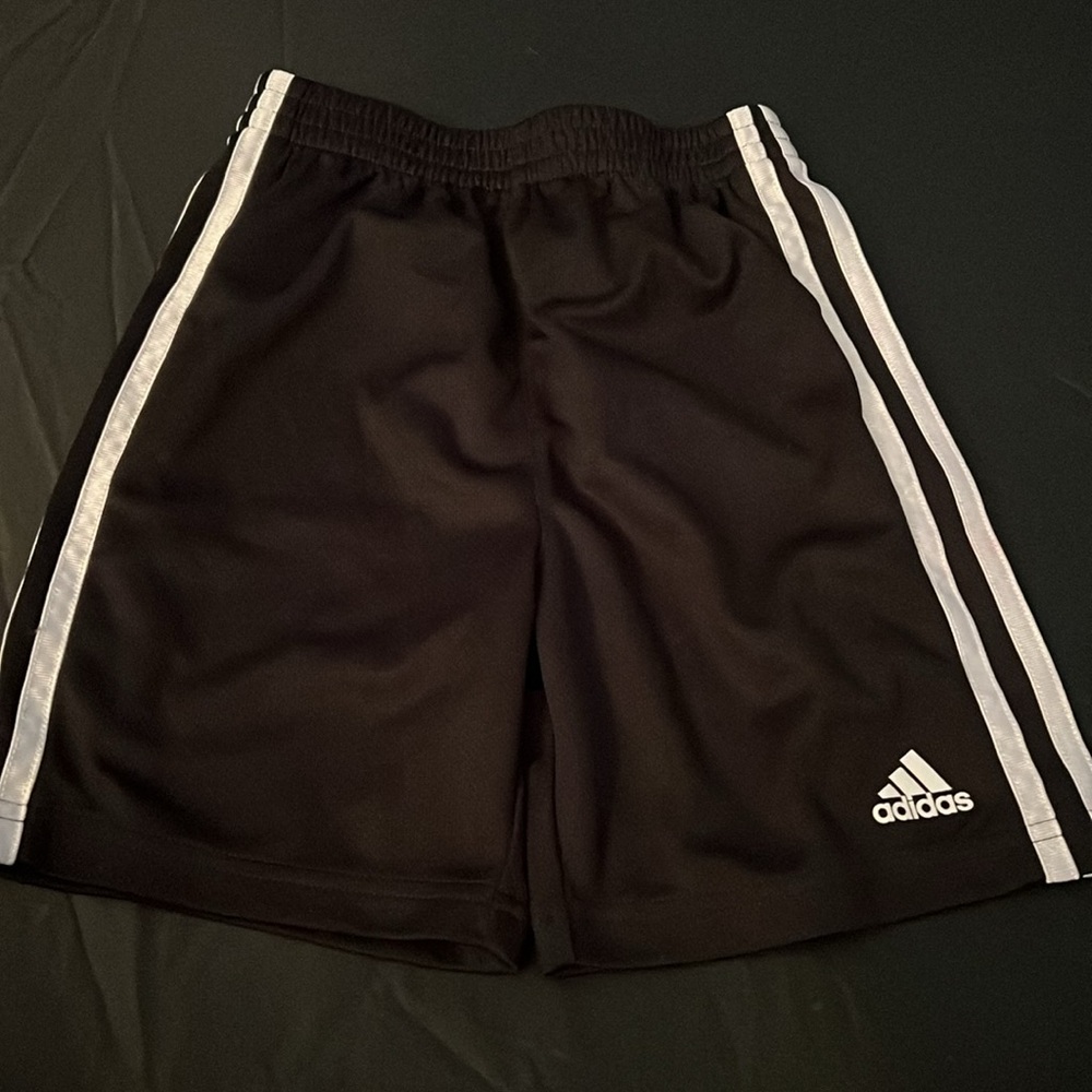 Adidas boys size 6 - Picture 3 of 4